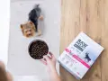 Yorkshire terrier czeka na miskę karmy Raw Paleo Vet Expert Ultra. Karma dla psów z jednym źródłem białka.