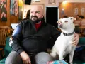 Mężczyzna z psem na kanapie. Czy psy myślą? Ten pies na pewno coś kombinuje, patrząc na niego.