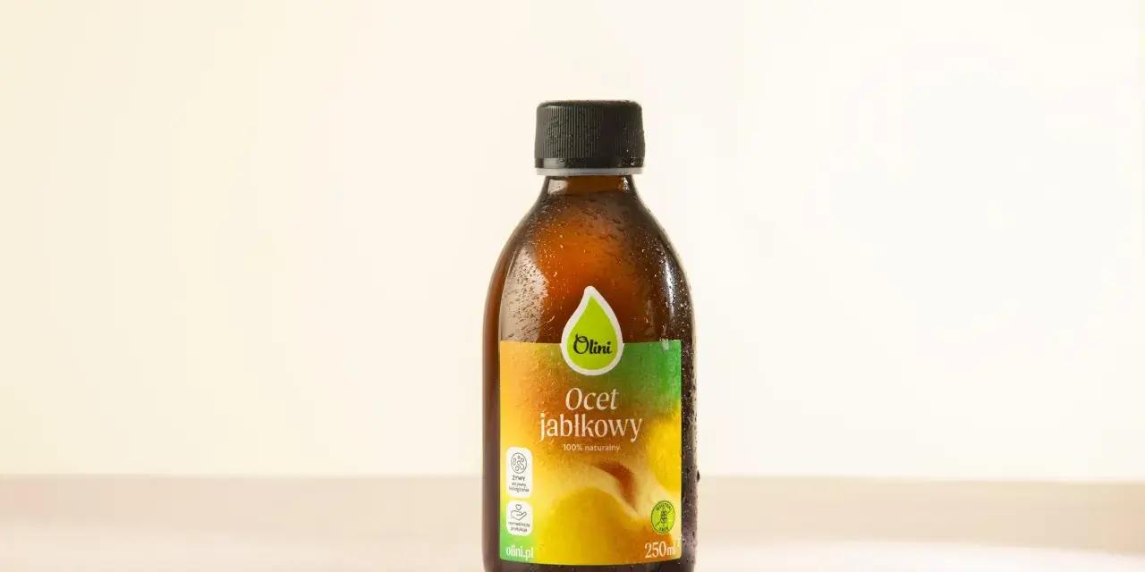 Butelka naturalnego octu jabłkowego Olini, idealnego dla zdrowia Twojego psa. 100% naturalny, rzemieślniczy produkt.