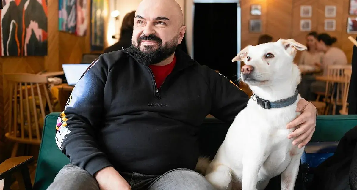 Mężczyzna z psem na kanapie. Czy psy myślą? Ten pies na pewno coś kombinuje, patrząc na niego.