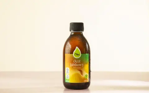 Butelka naturalnego octu jabłkowego Olini, idealnego dla zdrowia Twojego psa. 100% naturalny, rzemieślniczy produkt.