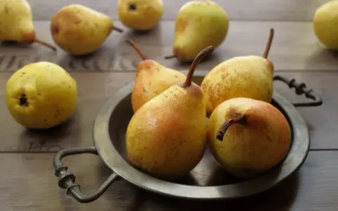 Gruszki na talerzu. Czy pies może jeść gruszkę? Tak, ale bez pestek i ogonka.