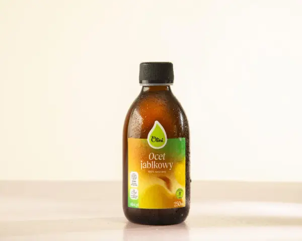 Butelka naturalnego octu jabłkowego Olini, idealnego dla zdrowia Twojego psa. 100% naturalny, rzemieślniczy produkt.