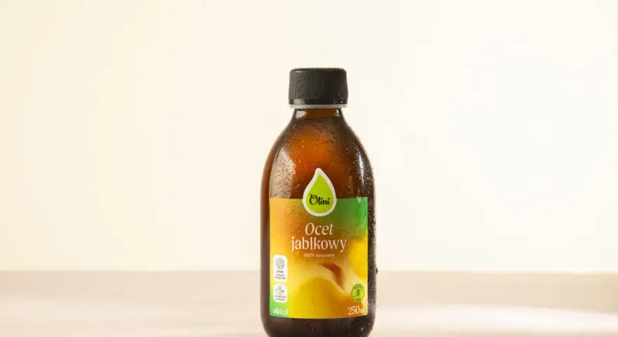 Butelka naturalnego octu jabłkowego Olini, idealnego dla zdrowia Twojego psa. 100% naturalny, rzemieślniczy produkt.