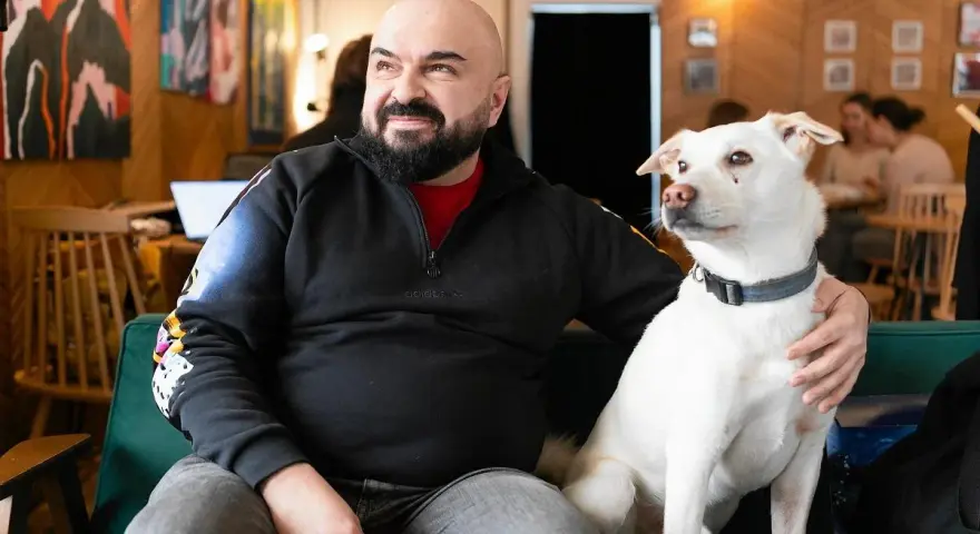 Mężczyzna z psem na kanapie. Czy psy myślą? Ten pies na pewno coś kombinuje, patrząc na niego.