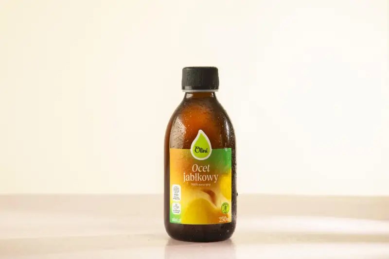 Butelka naturalnego octu jabłkowego Olini, idealnego dla zdrowia Twojego psa. 100% naturalny, rzemieślniczy produkt.